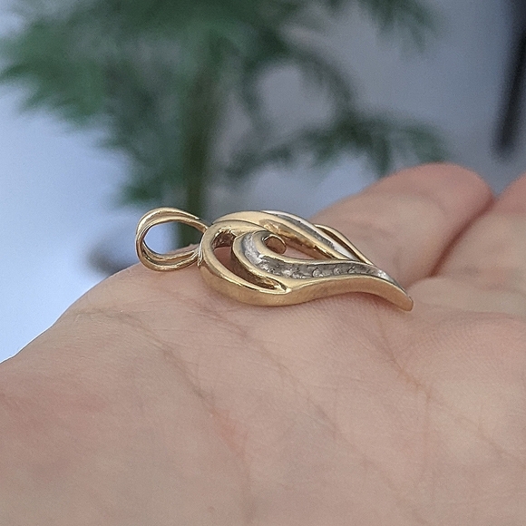 10K solid gold diamond heart pendant - Picture 8 of 12